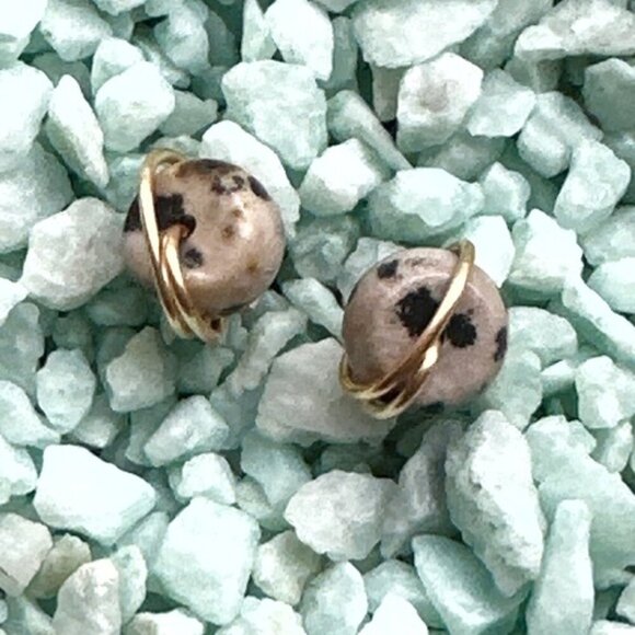 Tan and black jasper stud gold earrings - Picture 2 of 2